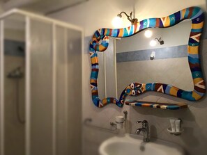 Design-Suite | Badezimmer | Dusche, kostenlose Toilettenartikel, Haartrockner, Handtücher