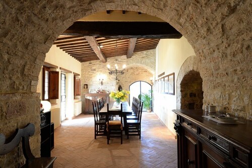 Remontoitu 13. vuosisadan luostari, jota ympäröivät palkitut viinitarhat