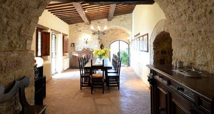 Remontoitu 13. vuosisadan luostari, jota ympäröivät palkitut viinitarhat