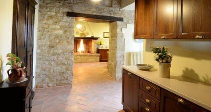 Remontoitu 13. vuosisadan luostari, jota ympäröivät palkitut viinitarhat