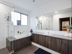 Douche, sèche-cheveux, serviettes fournies, savon