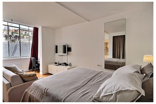 ラグジュアリーシャンゼリゼスタジオロフト