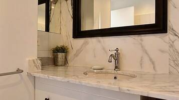 Ensemble douche/baignoire, sèche-cheveux, serviettes fournies, savon