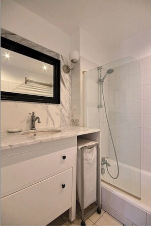 Combined shower/bathtub, hair dryer, towels, soap - Luxury Champs Elysees Studio Loft (Paris)