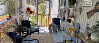 Fishing, or just hanging out in beautiful Shellman Bluff... minutes from Marina.