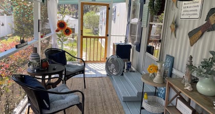 Fishing, or just hanging out in beautiful Shellman Bluff... minutes from Marina.