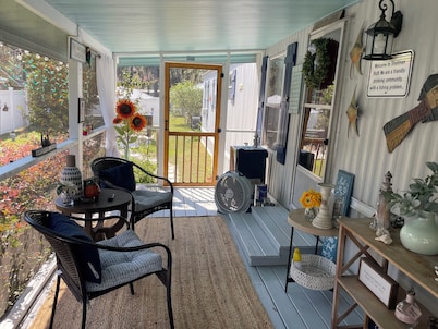 Fishing, or just hanging out in beautiful Shellman Bluff... minutes from Marina.
