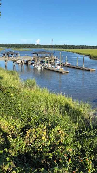 Fishing, or just hanging out in beautiful Shellman Bluff... minutes from Marina.