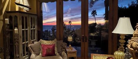 Smart-tv, een open haard, Netflix en een dvd-speler