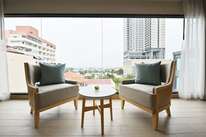 Royal Suite | Area soggiorno | TV LED 42 pollici con canali via cavo, TV