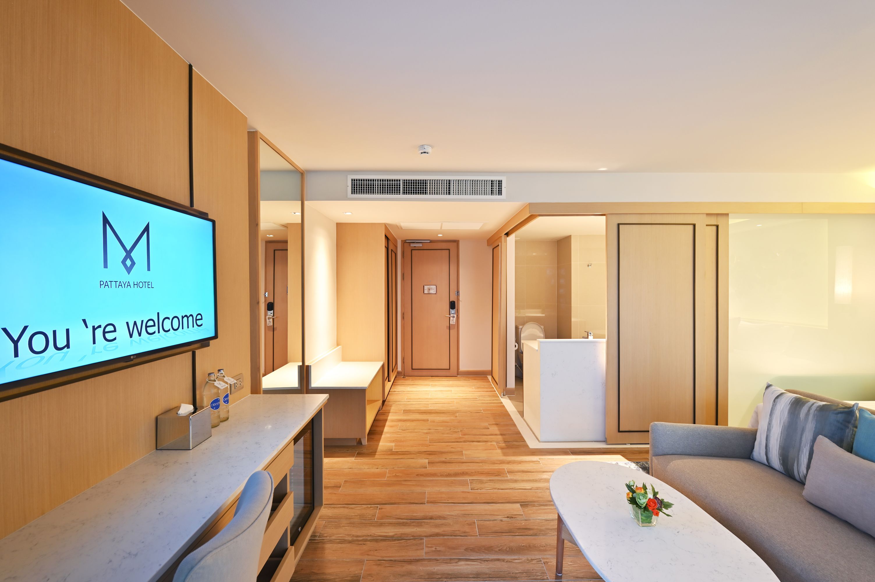 Junior Suite | Free minibar items, in-room safe, desk, blackout curtains