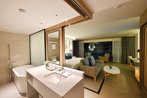 Royal Suite | Minibar (mit einigen kostenlosen Artikeln), Zimmersafe, Schreibtisch