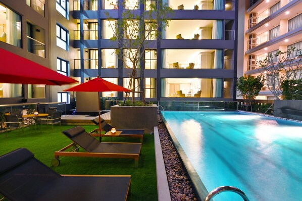 Outdoor pool, pool umbrellas, sun loungers