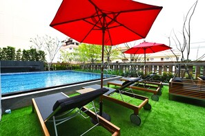 Outdoor pool, pool umbrellas, sun loungers