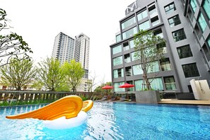 Piscina all'aperto, ombrelloni da piscina, lettini