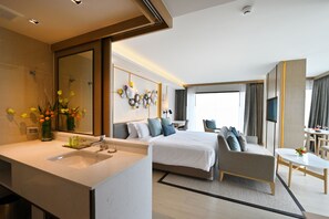 Royal Suite | Isi minibar gratis, brankas, meja kerja, dan tirai kedap cahaya
