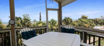 Beachfront, Spacious, Community Pool, Pet Friendly! 2-The-Beach