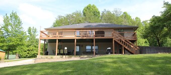 Large 8 Bedroom Home Overlooking Play Area, And Pool. Great For Family Reunions.