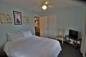 8 bedrooms, iron/ironing board, WiFi, bed sheets - Large 8 Bedroom Home Overlooking Play Area, And Pool. Great For Family Reunions. (Monticello)