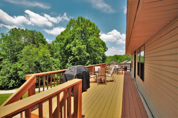 Outdoor dining - Large 8 Bedroom Home Overlooking Play Area, And Pool. Great For Family Reunions. (Monticello)