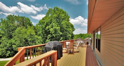 Large 8 Bedroom Home Overlooking Play Area, And Pool. Great For Family Reunions.