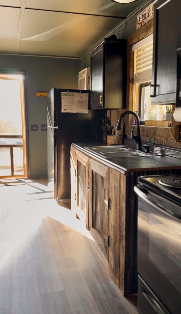 Geladeira, micro-ondas, fogão, cooktop