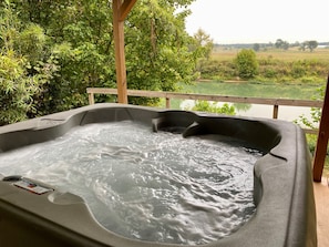 Outdoor spa tub