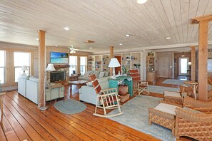TV, fireplace, DVD player - Great For Large Families, Beachfront, Lots of Deck Space ~ Ramblin Wreck (Cape San Blas)