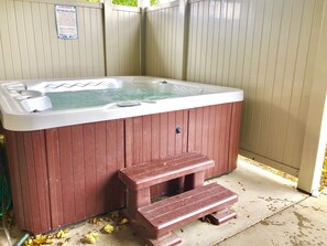 Outdoor spa tub - Hot tub, Campfire ring and great location! (Harpers Ferry)