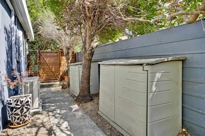 Spacious cottage near Stanford with AC