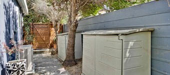 Spacious cottage near Stanford with AC