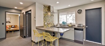 Spacious cottage near Stanford with AC