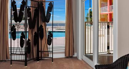 Lähellä ravintoloita, ostosmahdollisuuksia ja kadun varrella rannalta, uima-altaalta ja porealtaalta ~ Paradise Shores 105 Beach Blessings