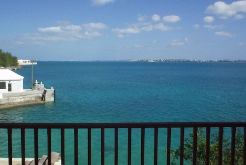 Waterfront 2 Bedroom Cottage, Access to Private Beach