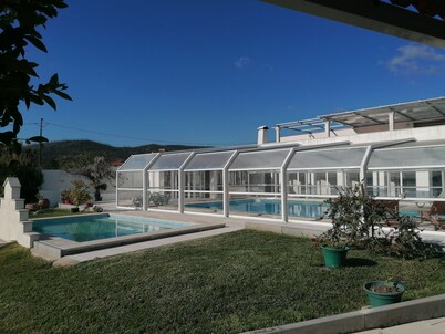 Hermosa casa de familia, con piscina en el centro de un pueblo típico de Portugal