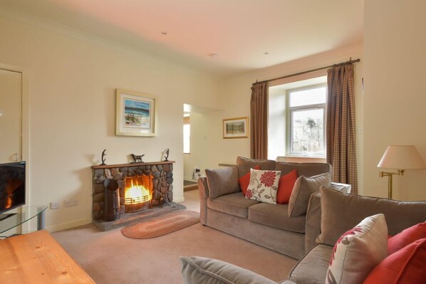 TV, fireplace - Coachmans Cottage - a delightful mews cottage with enclosed garden (Oban)