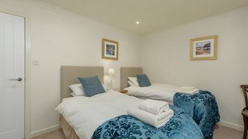 2 bedrooms, iron/ironing board, Internet