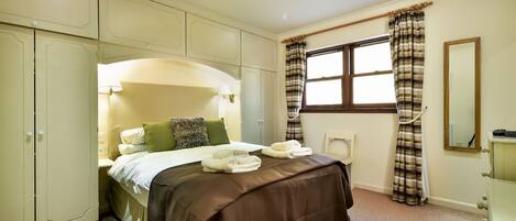 2 bedrooms, iron/ironing board, internet