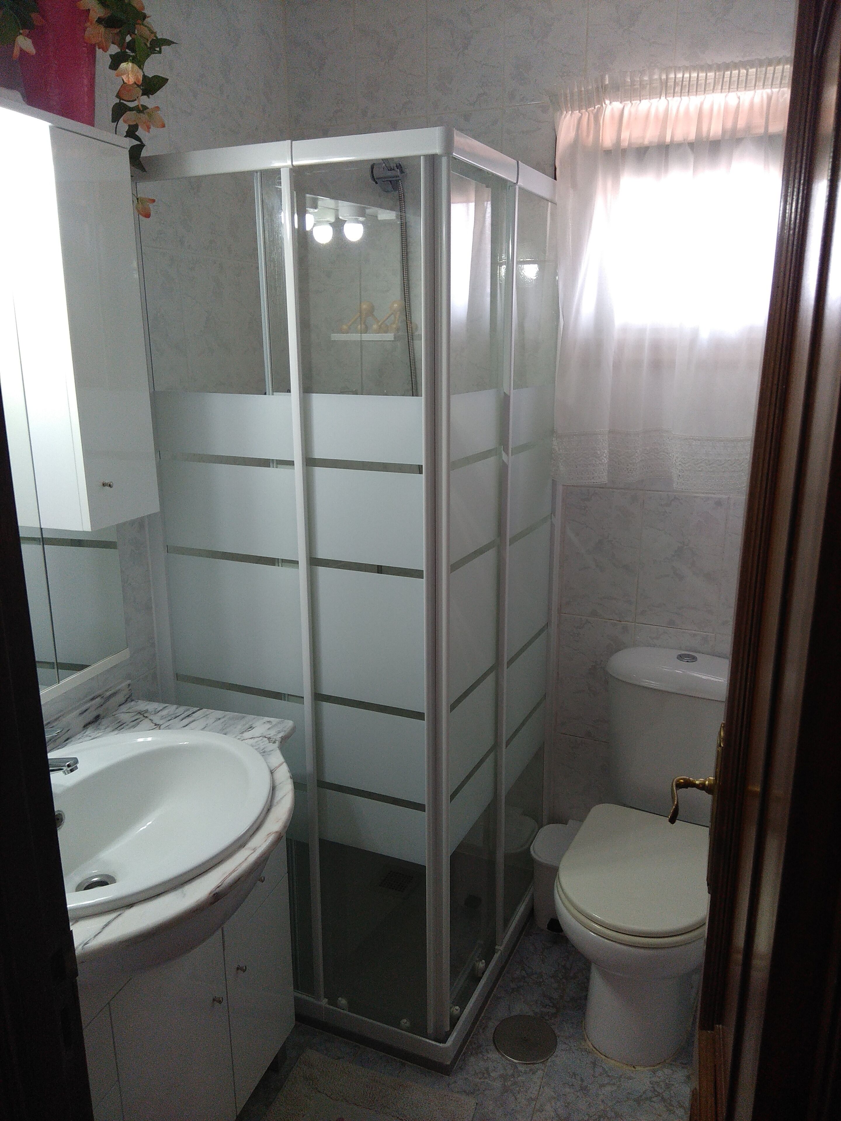 シャワー、ヘアドライヤー、タオル、石鹸