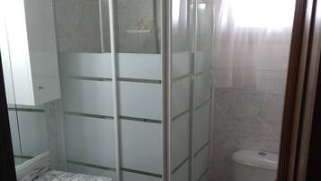 Een douche, een haardroger, handdoeken, zeep