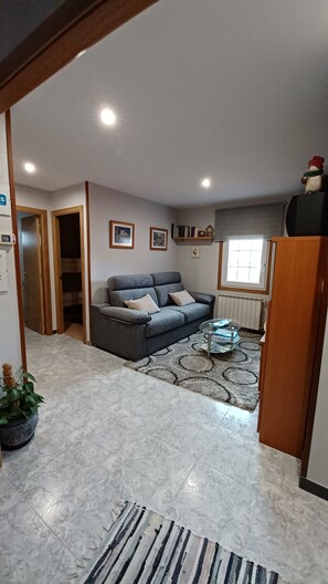 Smart TV, video games, DVD player, books - "EIRA VELLA" Holiday house, (from € 30 day / month). (Pontevedra)