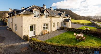 Farm Cottage 2 - a spacious house that sleeps up to 10 guests