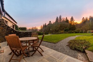 Outdoor dining - Walled Garden Mews 2 -  a mews cottage that sleeps 6 guests  in 2 bedrooms (Oban)