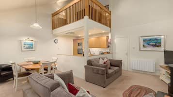 Una televisión, una chimenea