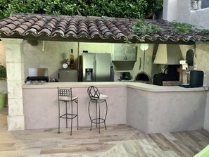 Fridge, microwave, oven, stovetop - PRETTY PROVENCAL VILLA WITH POOL (Le Tignet)