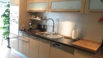 Réfrigérateur, micro-ondes, four, plaque de cuisson