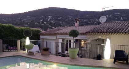 JOLIE VILLA PROVENĂALE AVEC PISCINE