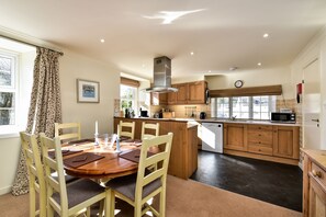 Fridge, microwave, oven, dishwasher - Lower Cooperage -  an apartment that sleeps up to 6 guests (Oban)