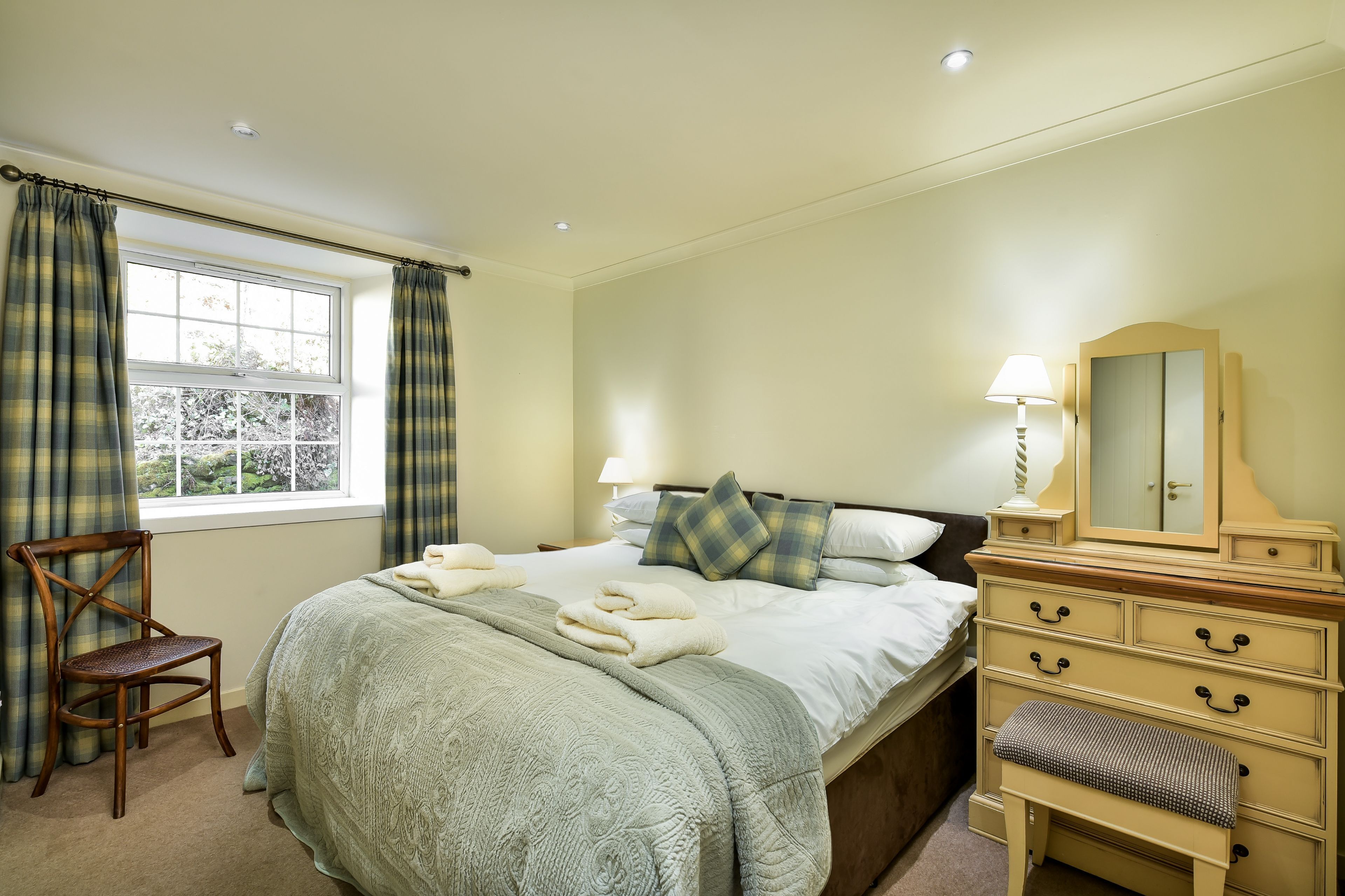 2 bedrooms, iron/ironing board, internet