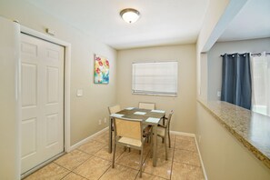 Full-sized fridge, microwave, oven, stovetop